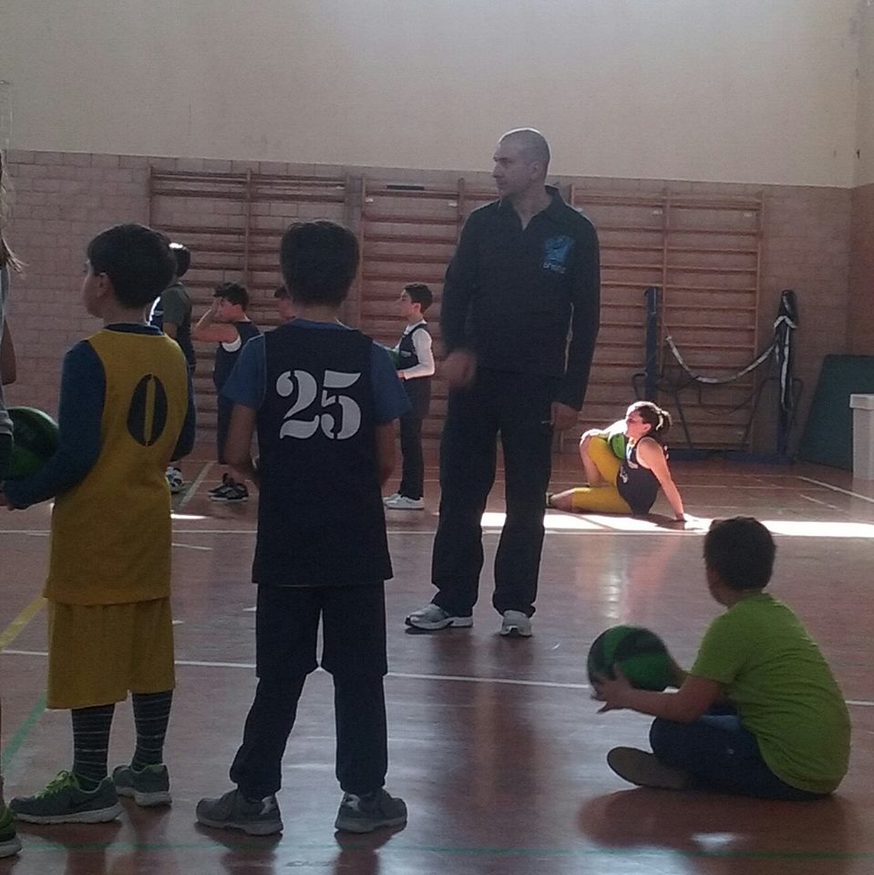 In campo con papà, stasera a Martano, Gigi Basile coach di Basket per bimbi, mette in gioco il gioco