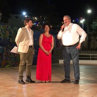 Michele Emiliano riceve il premio alla cultura a Torre dell’Orso
