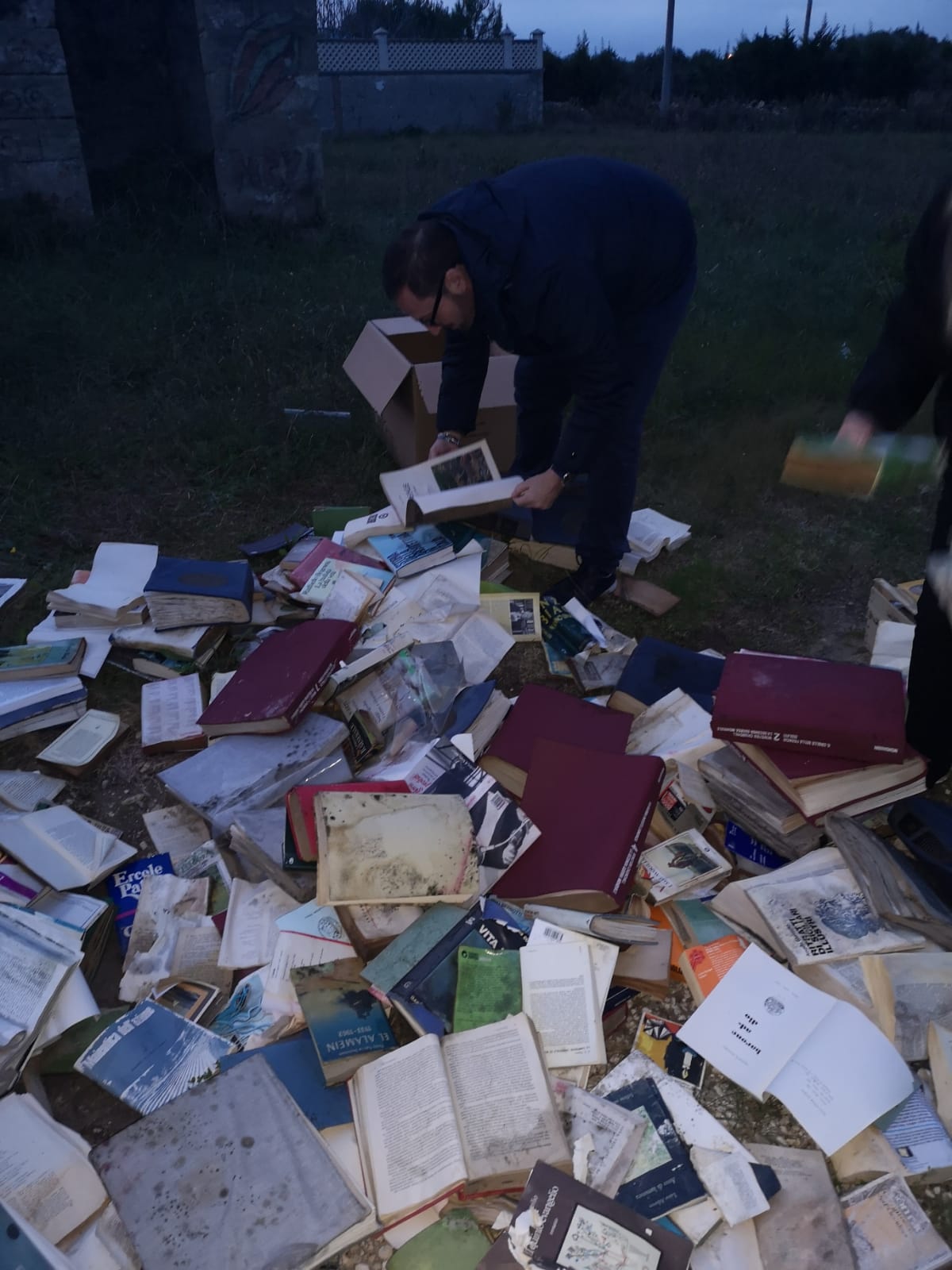 Una discarica di libri a San Foca, marina di Melendugno