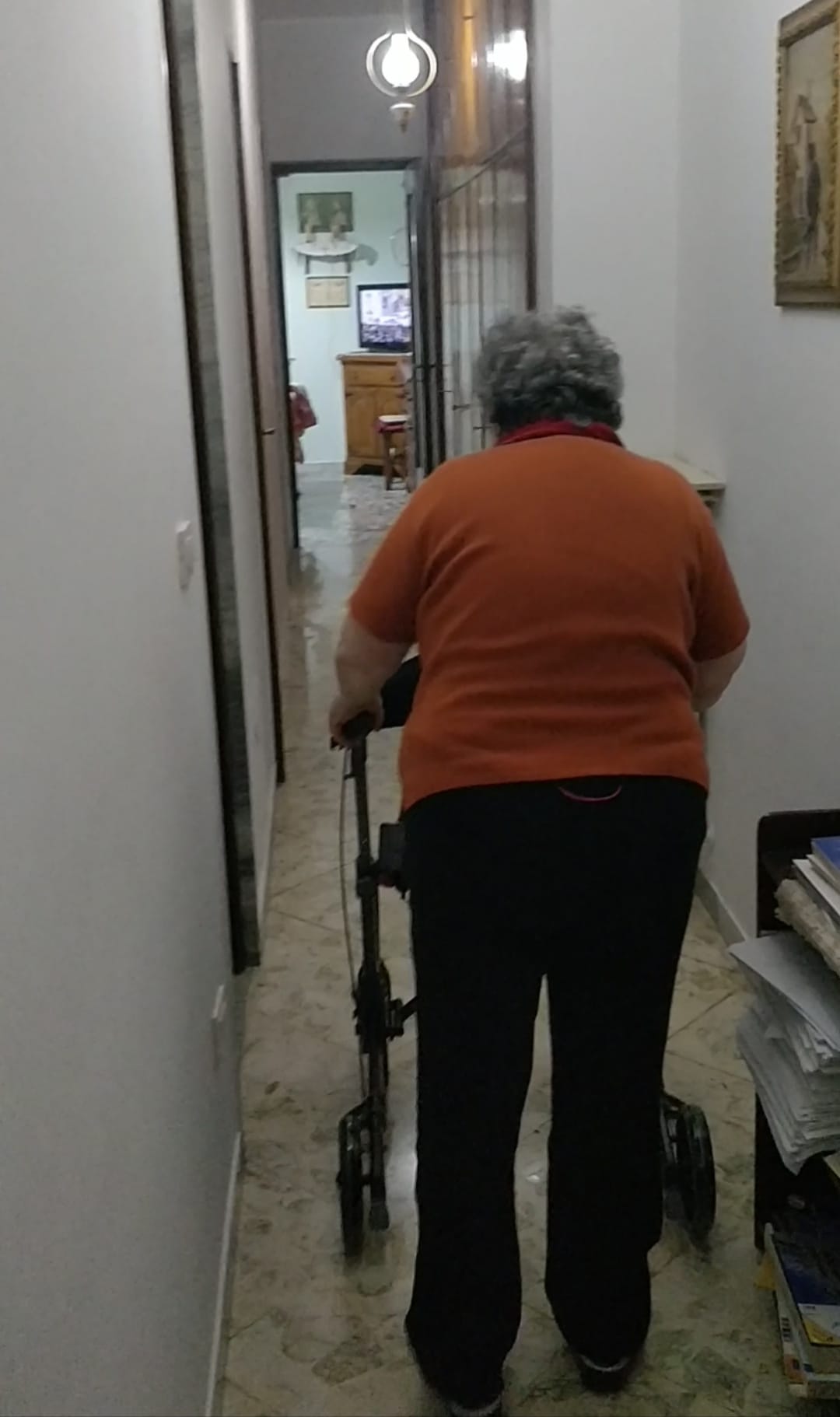 L’associazione Sunrise Onlus del Salento aiuta una disabile di Bari e le regala un deambulatore